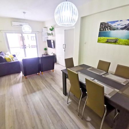 Beach-A-Holic Apartment, 2 Min Distance From Larnaca Marina Kültér fotó
