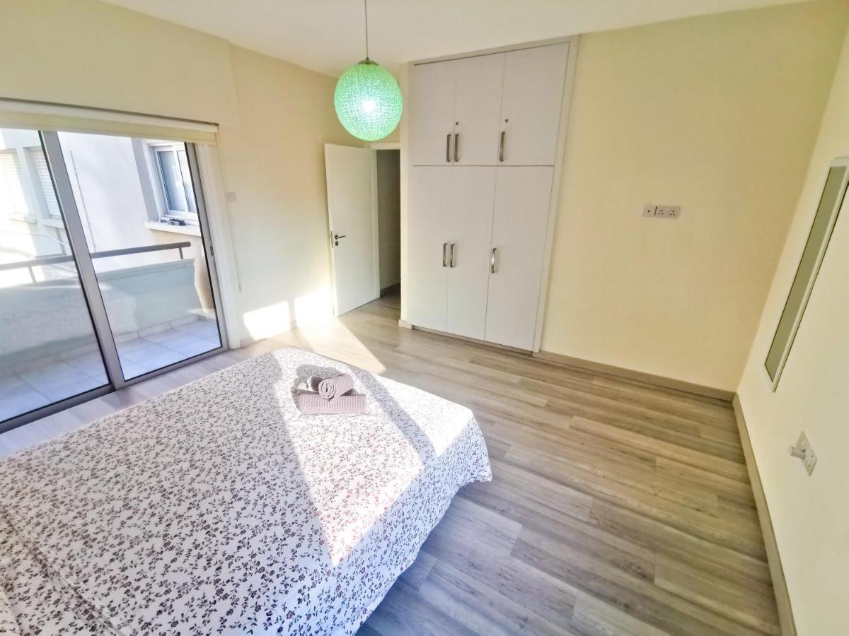 Beach-A-Holic Apartment, 2 Min Distance From Larnaca Marina Kültér fotó