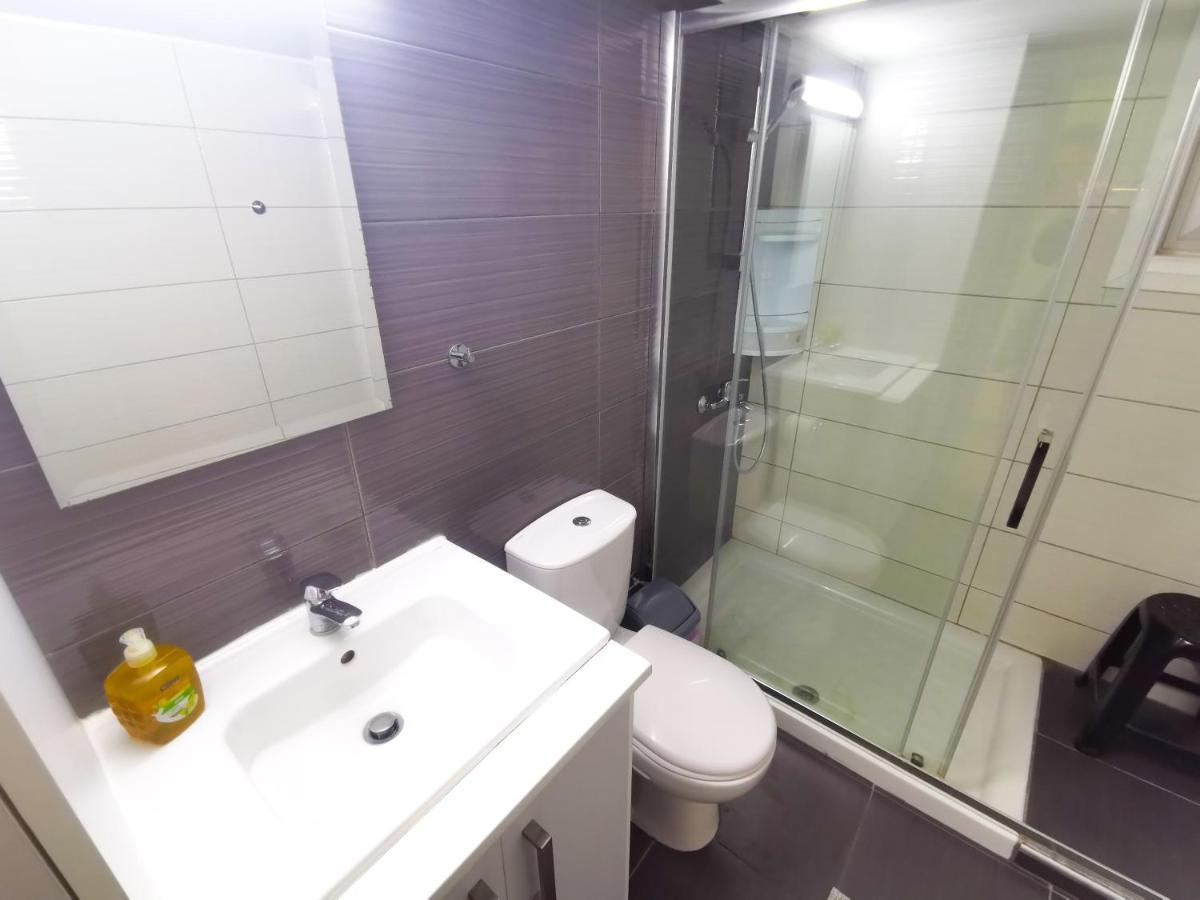 Beach-A-Holic Apartment, 2 Min Distance From Larnaca Marina Kültér fotó