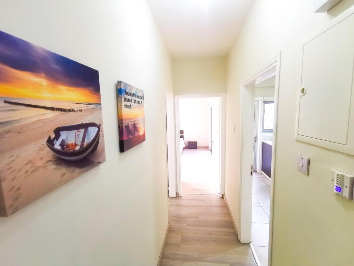 Beach-A-Holic Apartment, 2 Min Distance From Larnaca Marina Kültér fotó