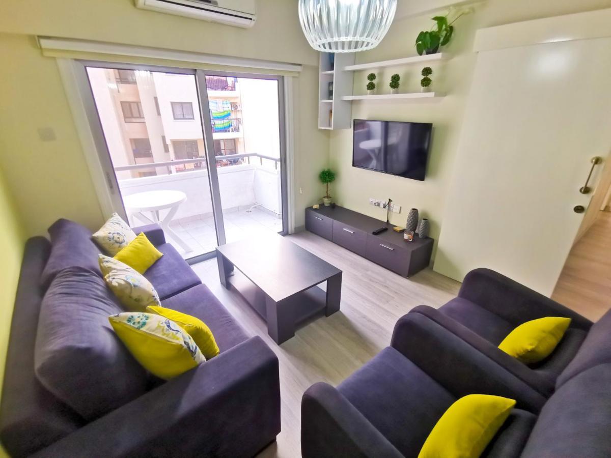 Beach-A-Holic Apartment, 2 Min Distance From Larnaca Marina Kültér fotó