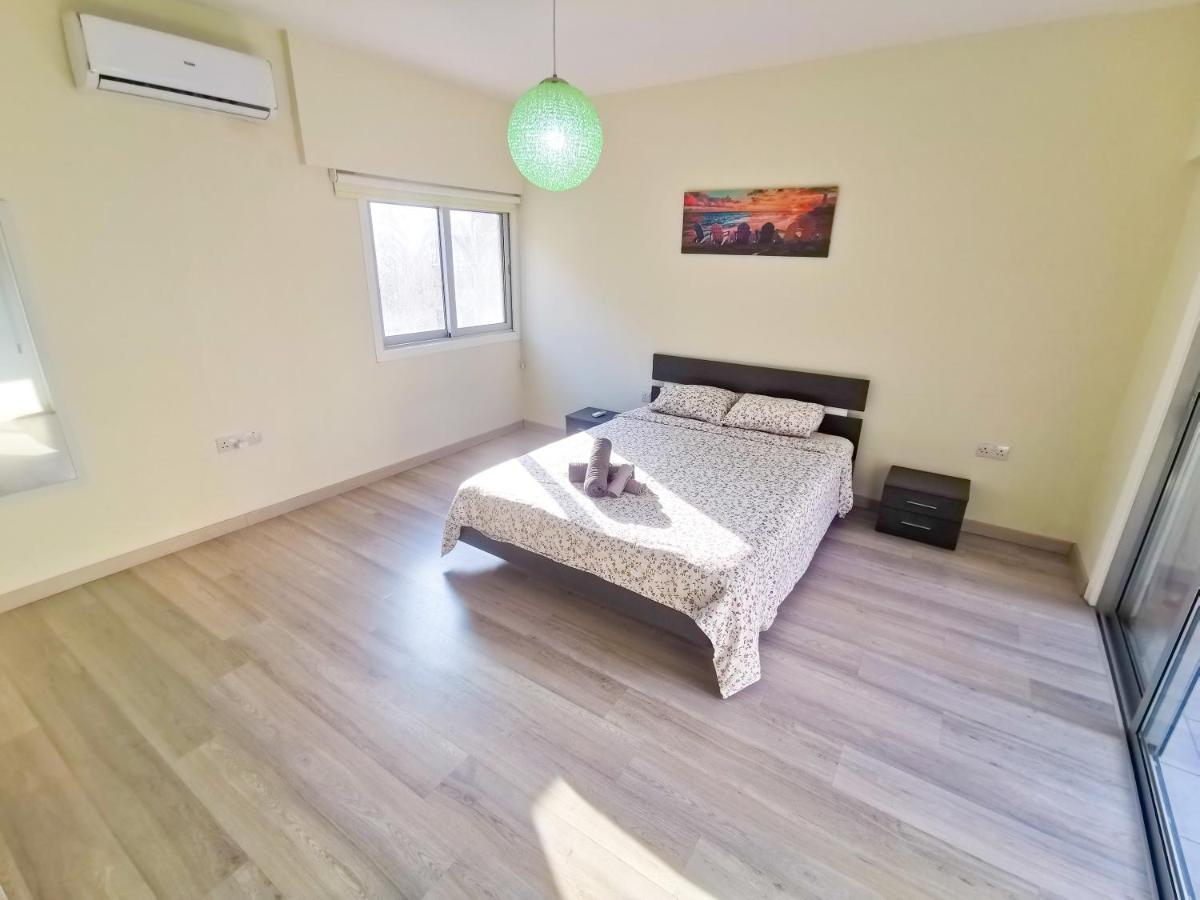 Beach-A-Holic Apartment, 2 Min Distance From Larnaca Marina Kültér fotó